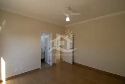 Casa - Sobrado com 5 dormitórios (sendo 2 suite(s)) a 1100,00 metros praia.