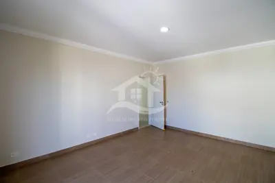 Casa - Sobrado com 5 dormitórios (sendo 2 suite(s)) a 1100,00 metros praia.