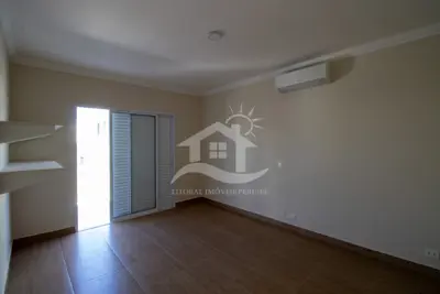 Casa - Sobrado com 5 dormitórios (sendo 2 suite(s)) a 1100,00 metros praia.