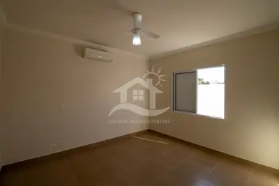 Casa - Sobrado com 5 dormitórios (sendo 2 suite(s)) a 1100,00 metros praia.