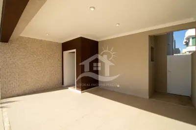 Casa - Sobrado com 5 dormitórios (sendo 2 suite(s)) a 1100,00 metros praia.