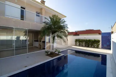 Casa - Sobrado com 5 dormitórios (sendo 2 suite(s)) a 1100,00 metros praia.