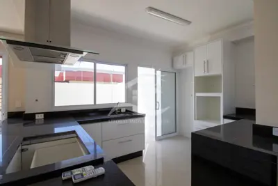 Casa - Sobrado com 5 dormitórios (sendo 2 suite(s)) a 1100,00 metros praia.