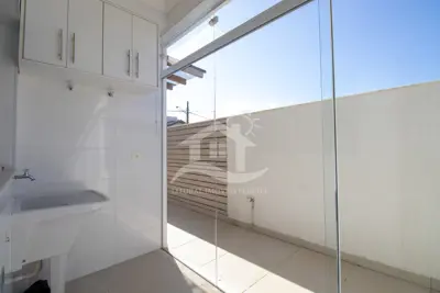 Casa - Sobrado com 5 dormitórios (sendo 2 suite(s)) a 1100,00 metros praia.