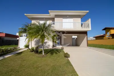 Casa - Sobrado com 5 dormitórios (sendo 2 suite(s)) a 1100,00 metros praia.