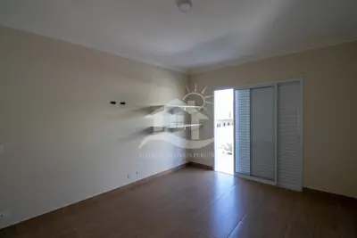 Casa - Sobrado com 5 dormitórios (sendo 2 suite(s)) a 1100,00 metros praia.