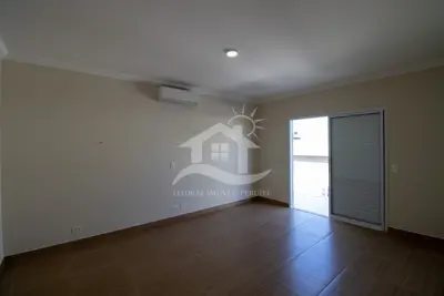 Casa - Sobrado com 5 dormitórios (sendo 2 suite(s)) a 1100,00 metros praia.