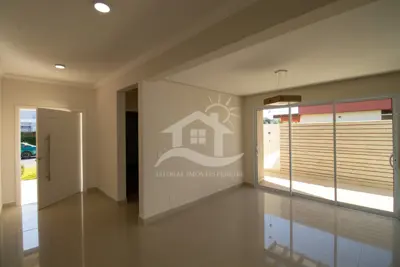 Casa - Sobrado com 5 dormitórios (sendo 2 suite(s)) a 1100,00 metros praia.