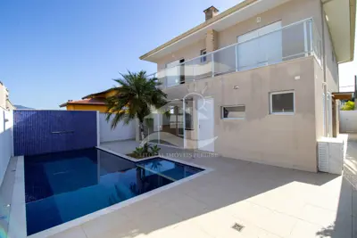 Casa - Sobrado com 5 dormitórios (sendo 2 suite(s)) a 1100,00 metros praia.