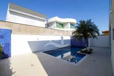 Casa - Sobrado com 5 dormitórios (sendo 2 suite(s)) a 1100,00 metros praia.