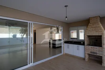 Casa - Sobrado com 5 dormitórios (sendo 2 suite(s)) a 1100,00 metros praia.