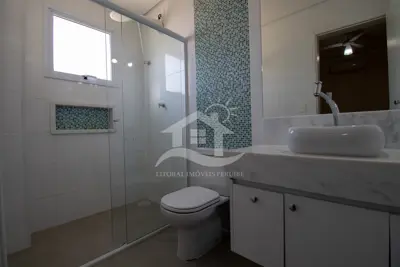 Casa - Sobrado com 5 dormitórios (sendo 2 suite(s)) a 1100,00 metros praia.