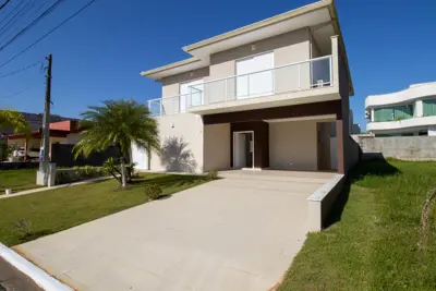 Casa - Sobrado com 5 dormitórios (sendo 2 suite(s)) a 1100,00 metros praia.