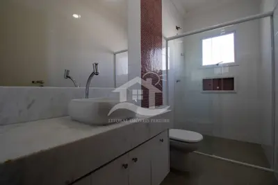 Casa - Sobrado com 5 dormitórios (sendo 2 suite(s)) a 1100,00 metros praia.