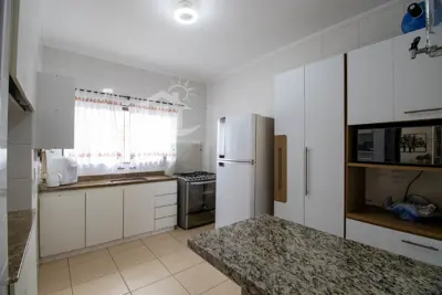Casa - Térrea com 3 dormitórios (sendo 1 suite(s)) a 200,00 metros praia.