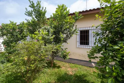 Casa - Térrea com 3 dormitórios (sendo 1 suite(s)) a 200,00 metros praia.
