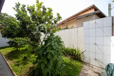 Casa - Térrea com 3 dormitórios (sendo 1 suite(s)) a 200,00 metros praia.