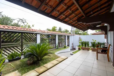 Casa - Térrea com 3 dormitórios (sendo 1 suite(s)) a 200,00 metros praia.