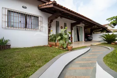 Casa - Térrea com 3 dormitórios (sendo 1 suite(s)) a 200,00 metros praia.