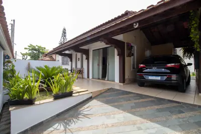 Casa - Térrea com 3 dormitórios (sendo 1 suite(s)) a 200,00 metros praia.