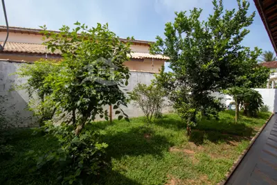 Casa - Térrea com 3 dormitórios (sendo 1 suite(s)) a 200,00 metros praia.