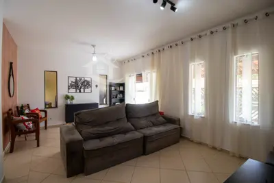 Casa - Térrea com 3 dormitórios (sendo 1 suite(s)) a 200,00 metros praia.