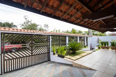 Casa - Térrea com 3 dormitórios (sendo 1 suite(s)) a 200,00 metros praia.