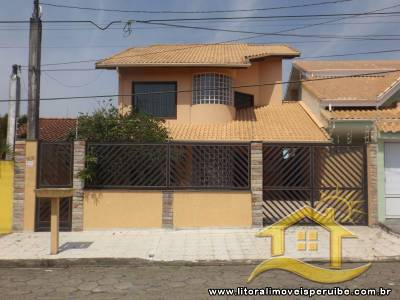 Casa - Sobrado com 3 dormitórios (sendo 1 suite(s)) a 300,00 metros praia.