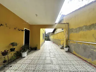 Casa - Sobrado com 3 dormitórios (sendo 2 suite(s)) a 900,00 metros praia.