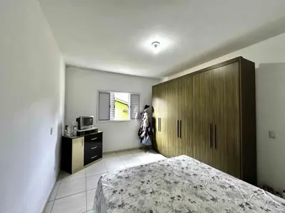 Casa - Sobrado com 3 dormitórios (sendo 2 suite(s)) a 900,00 metros praia.