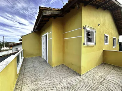 Casa - Sobrado com 3 dormitórios (sendo 2 suite(s)) a 900,00 metros praia.