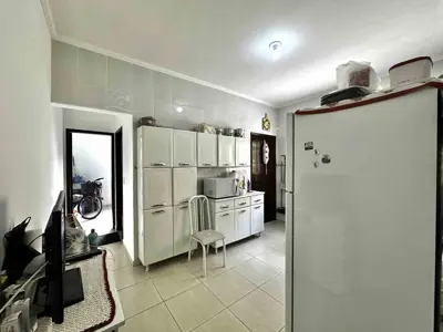 Casa - Sobrado com 3 dormitórios (sendo 2 suite(s)) a 900,00 metros praia.