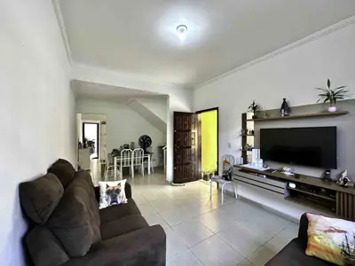 Casa - Sobrado com 3 dormitórios (sendo 2 suite(s)) a 900,00 metros praia.