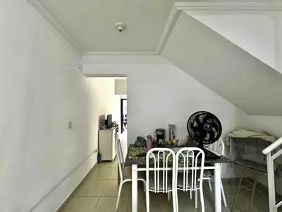 Casa - Sobrado com 3 dormitórios (sendo 2 suite(s)) a 900,00 metros praia.