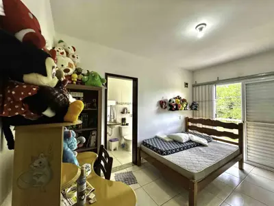Casa - Sobrado com 3 dormitórios (sendo 2 suite(s)) a 900,00 metros praia.