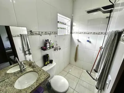 Casa - Sobrado com 3 dormitórios (sendo 2 suite(s)) a 900,00 metros praia.