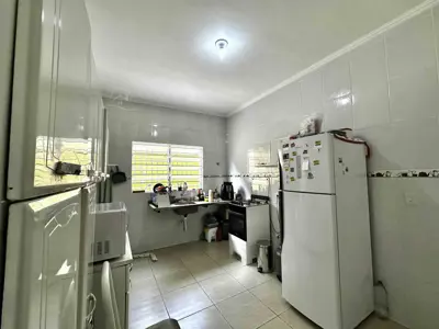 Casa - Sobrado com 3 dormitórios (sendo 2 suite(s)) a 900,00 metros praia.
