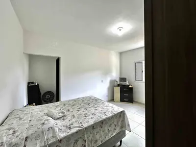 Casa - Sobrado com 3 dormitórios (sendo 2 suite(s)) a 900,00 metros praia.