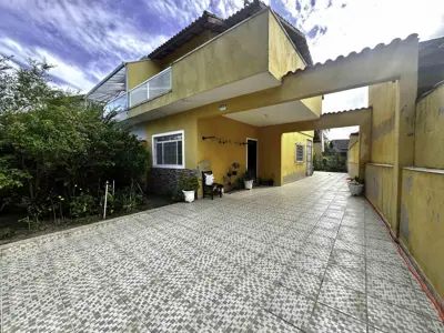Casa - Sobrado com 3 dormitórios (sendo 2 suite(s)) a 900,00 metros praia.