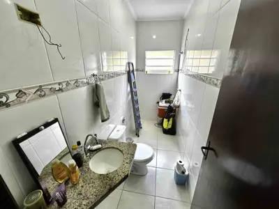 Casa - Sobrado com 3 dormitórios (sendo 2 suite(s)) a 900,00 metros praia.