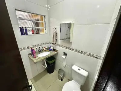 Casa - Sobrado com 3 dormitórios (sendo 2 suite(s)) a 900,00 metros praia.