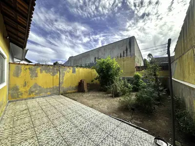 Casa - Sobrado com 3 dormitórios (sendo 2 suite(s)) a 900,00 metros praia.
