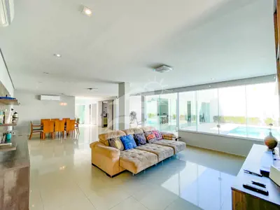 Casa - Térrea com 4 dormitórios (sendo 4 suite(s)) a 100,00 metros praia.