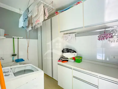 Casa - Térrea com 4 dormitórios (sendo 4 suite(s)) a 100,00 metros praia.