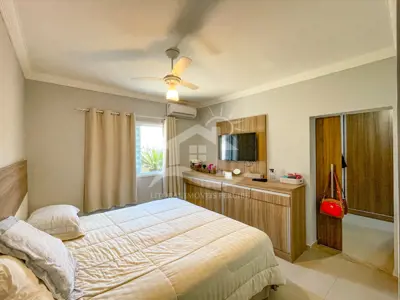 Casa - Térrea com 4 dormitórios (sendo 4 suite(s)) a 100,00 metros praia.