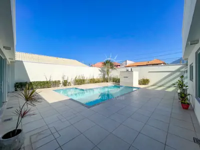 Casa - Térrea com 4 dormitórios (sendo 4 suite(s)) a 100,00 metros praia.