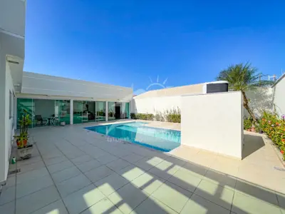 Casa - Térrea com 4 dormitórios (sendo 4 suite(s)) a 100,00 metros praia.