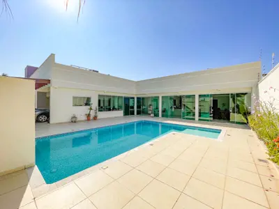 Casa - Térrea com 4 dormitórios (sendo 4 suite(s)) a 100,00 metros praia.