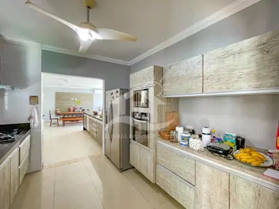 Casa - Térrea com 4 dormitórios (sendo 4 suite(s)) a 100,00 metros praia.