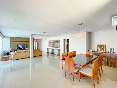Casa - Térrea com 4 dormitórios (sendo 4 suite(s)) a 100,00 metros praia.